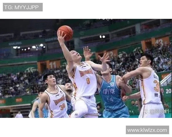 南京篮球队比赛经验引发热议球迷对战术选择和球员表现展开激烈讨论